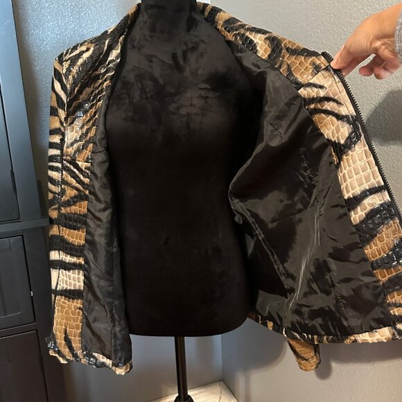 Selene Sport Womens Faux Leather Jacket 1X Animal Print Retro Rock Edgy Glam - Picture 6 of 8
